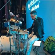 Insegnante di batteria impartisce lezioni di batterie e teoria e solfeggio